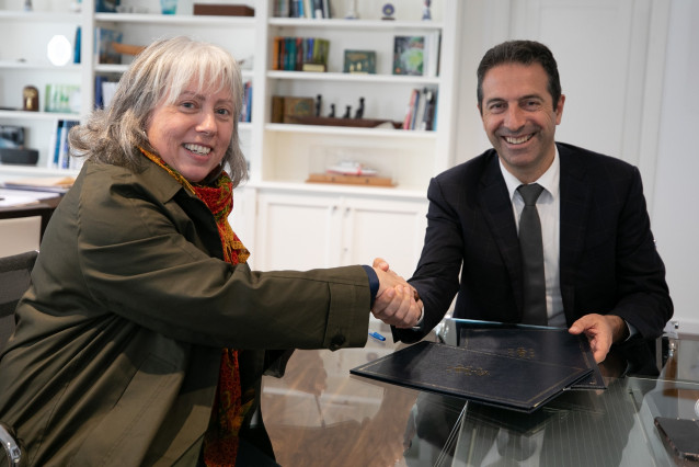 Alfonso Villares firma un convenio de colaboración con la federacion galega de redeiras 'O Peirao'