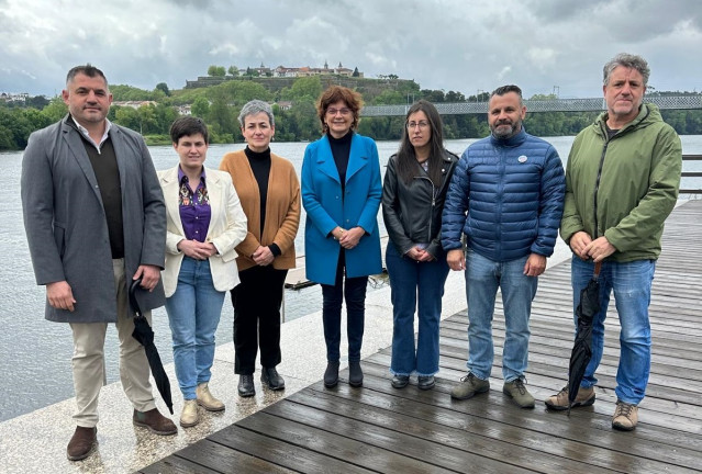 La senadora del BNG, Carme da Silva (centro), con alcaldes y reponsables municipales nacionalistas en la comarca del Baixo Miño.