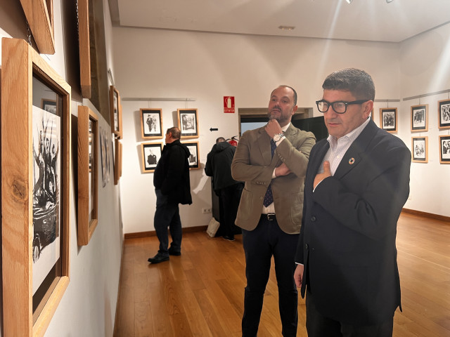 El delegado del Gobierno en Galicia, Pedro Blanco, visita la exposición de grabados de Xosé Conde Corbal 'El fardel de la Guerra 1936-1986'