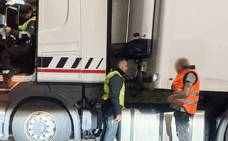 'El diablo sobre ruedas' en Noia: camionero en busca y captura pillado a toda mecha con camión de 3,5 toneladas