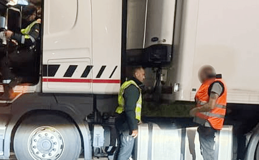 La Guardia Civil identifica al camionero antes de su detenciu00f3n en una foto de la Benemu00e9rita