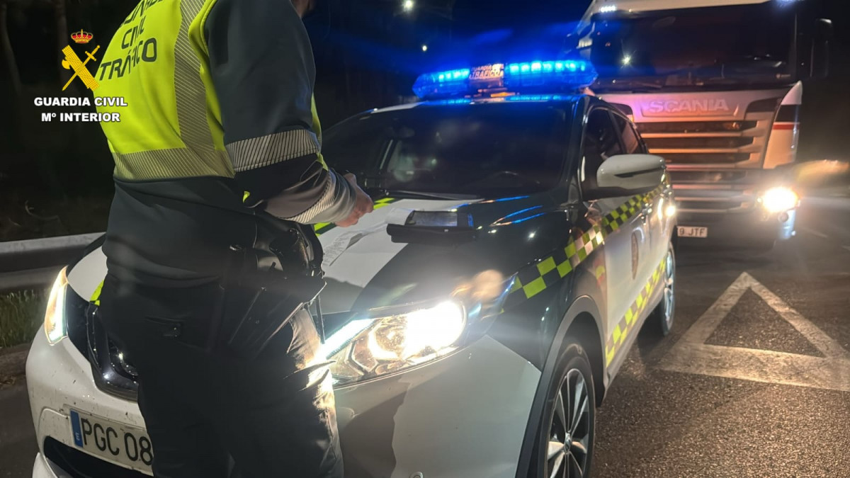 Camiu00f3n detenido por la Guardia Civil de Tru00e1fico en el corredor entre Noia y Briu00f3n