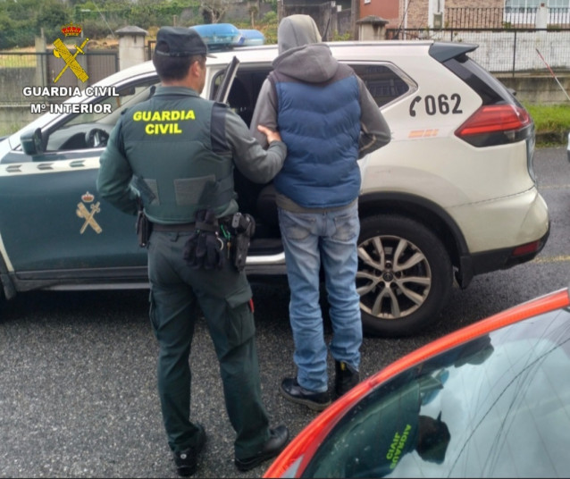 Detenido un vecino de O Grove (Pontevedra) como presunto autor de varios robos de bolsos por el método del tirón.