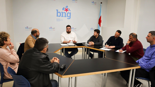 Reunión del portavoz municipal del BNG en Vigo, Xabier Pérez Igrexas, con miembros del comité de empresa de la concesionaria de bus urbano, Vitrasa.