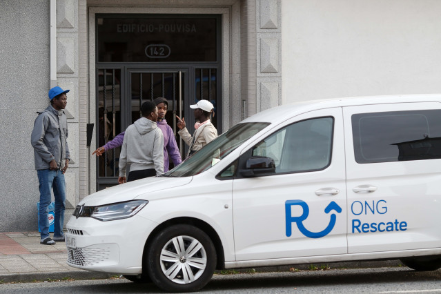 Archivo - Un grupo de migrantes refugiados en el hotel en el que permanecen alojados en protesta por la denegación de sus solicitudes de asilo, a 19 de febrero de 2025, en Monterroso, Lugo