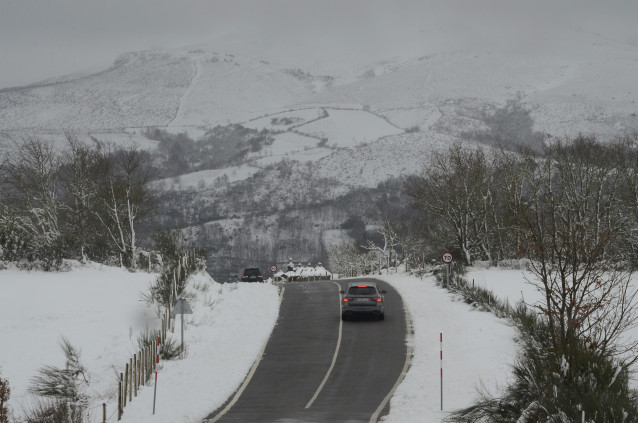 Archivo - Dos coches circulan por un paisaje nevado, a 24 de febrero de 2024, en Chandrexa de Queixa, Ourense, Galicia
