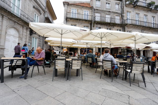 Archivo - Varias personas en una terraza de Vigo, a 26 de junio de 2021, en Pontevedra, Galicia (España). Galicia continúa su desescalada frente a la pandemia, con una ampliación generalizada de los aforos en espacios y eventos. En el caso del interior de
