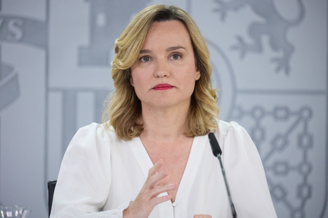 La ministra de Educación, Formación Profesional y Deportes y Portavoz del Gobierno, Pilar Alegría, durante una rueda de prensa posterior a la reunión del Consejo de Ministros, en el Palacio de La Moncloa, a 15 de abril de 2025, en Madrid (España). El Cons