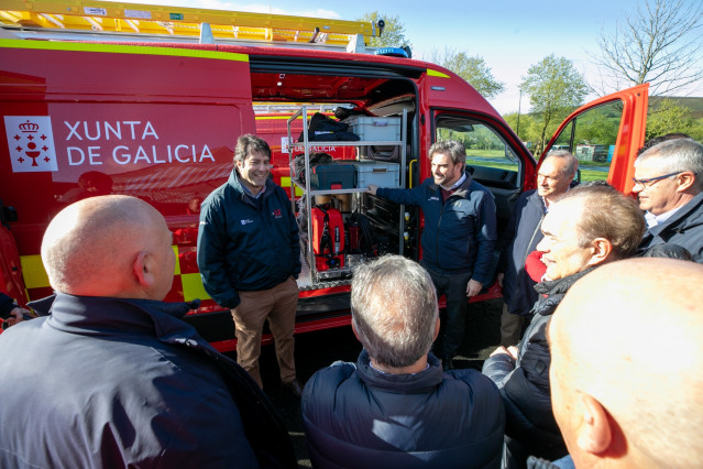 El conselleiro de Presidencia, Xustiza e Deportes, Diego Calvo, participa en la entrega de nuevos vehículos y equipos para los grupos de emergencias supramunicipales.