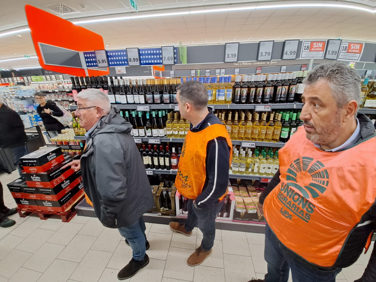 Sindicalistas de Unións Agrarias durtante su acción contra la venta de vino a bajo precio entro del Supermercado Lidl de Volta do Castro en Santiago