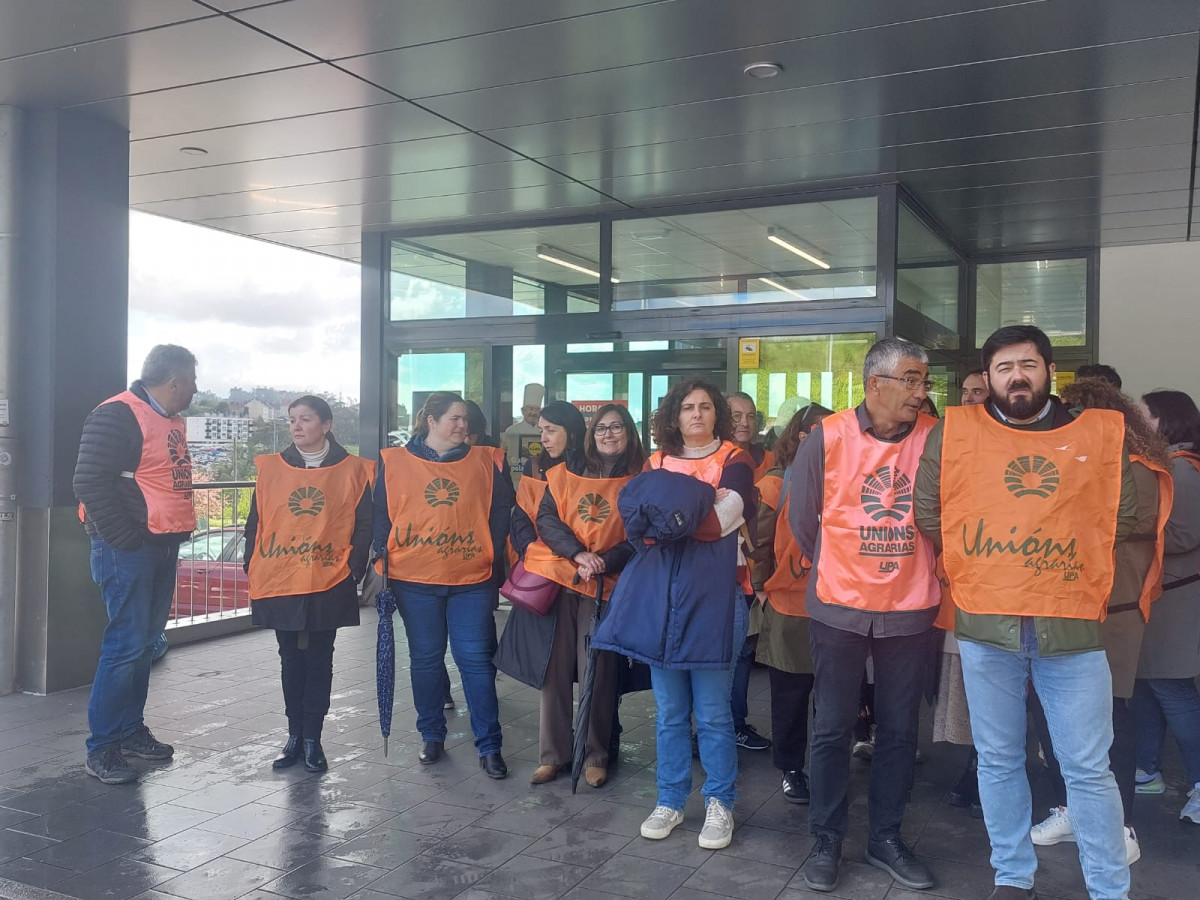 Sindicalistas de Unións Agrarias en su acción contra la venta de vino a bajo precio frente al Supermercado Lidl de Volta do Castro en Santiago