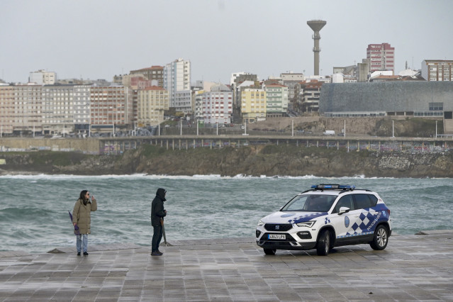 Archivo - Coche patrulla de la policía local de A Coruña