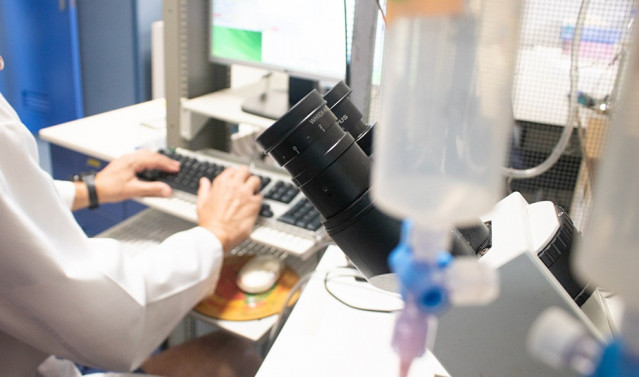 Un investigador realiza su labor en un laboratorio