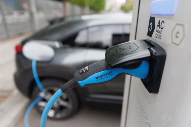 Archivo - Un punto de recarga eléctrica