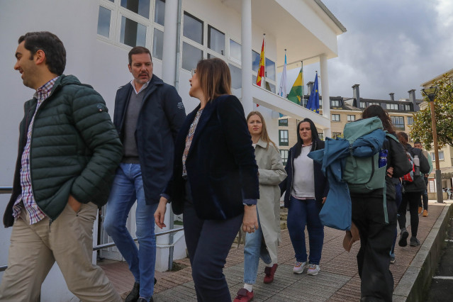 El conselleiro de Cultura, Lingua e Xuventude, José López Campos, visita las nuevas instalaciones para jóvenes en el reformado centro cívico de Sigüeiro.