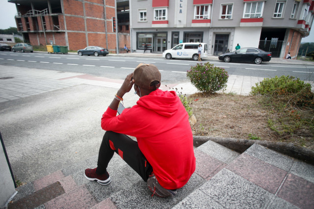 Archivo - Un migrante sentado en la calle, a 20 de septiembre de 2024, en Monterroso, Lugo