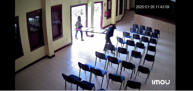 Imágenes de la supuesta sustracción de ventanas y puertas en un local municipal de Vedra