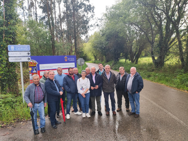 El presidente de la Diputación de Lugo supervisa en Cervo las obras de la LU-P-1503, financiadas con 400.000 euros.