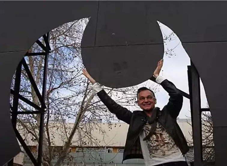 Orbán con dos cajones