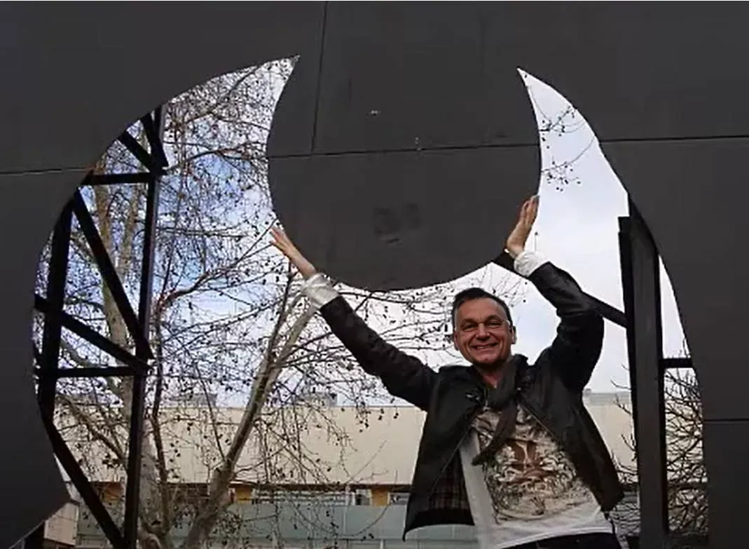 Fotomontaje creado con IA de Viktor Orbu00e1n sujetando la genitalia de un toro de Osborne