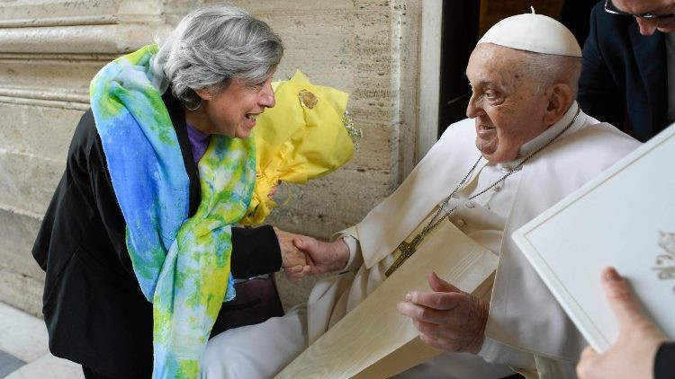 El Papa saludando a una fiel el du00eda antes de su muerte en una imagen del Vaticano