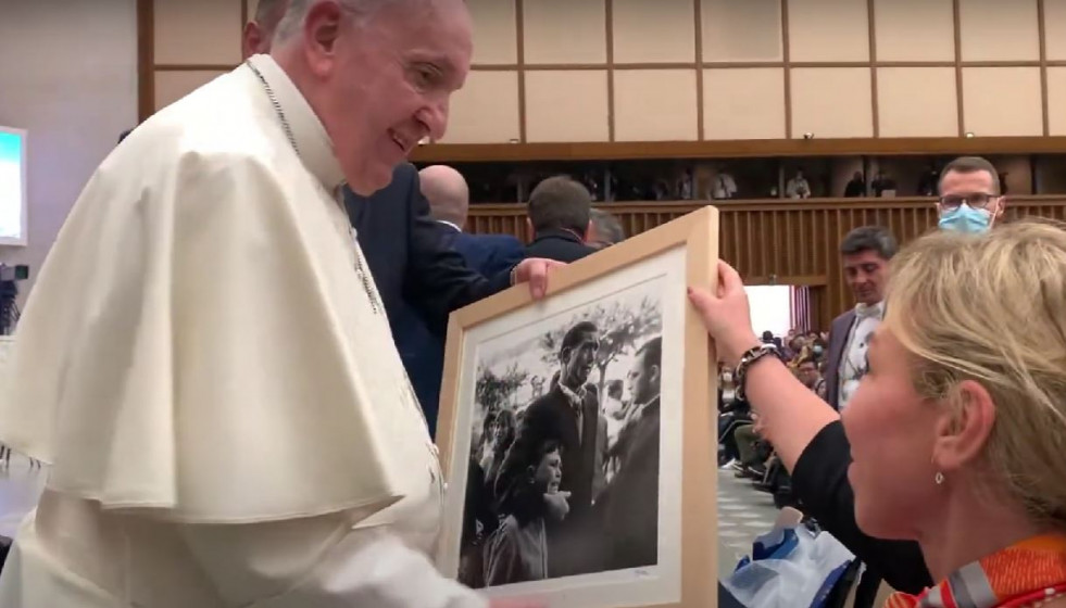El Papa Franciso recibiendo la foto de las manos de la hija de Manuel Ferrol