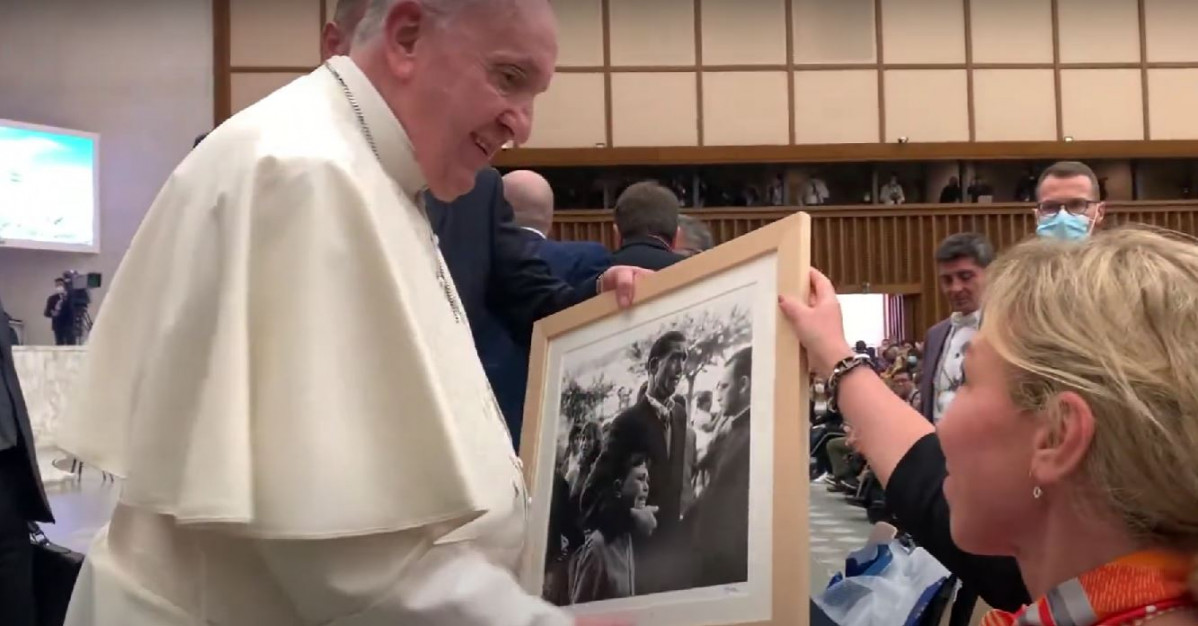 El Papa Franciso recibiendo la foto de las manos de la hija de Manuel Ferrol