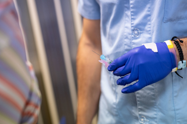 Archivo - Un enfermero con la vacuna de la gripe en el centro de Salud de Habana-Cuba, a 18 de octubre de 2021, en Vitoria, País Vasco, (España). El Servicio Vasco de Salud Osakidetza ofrece a mayores de 70 años con la segunda dosis de la vacuna contra la