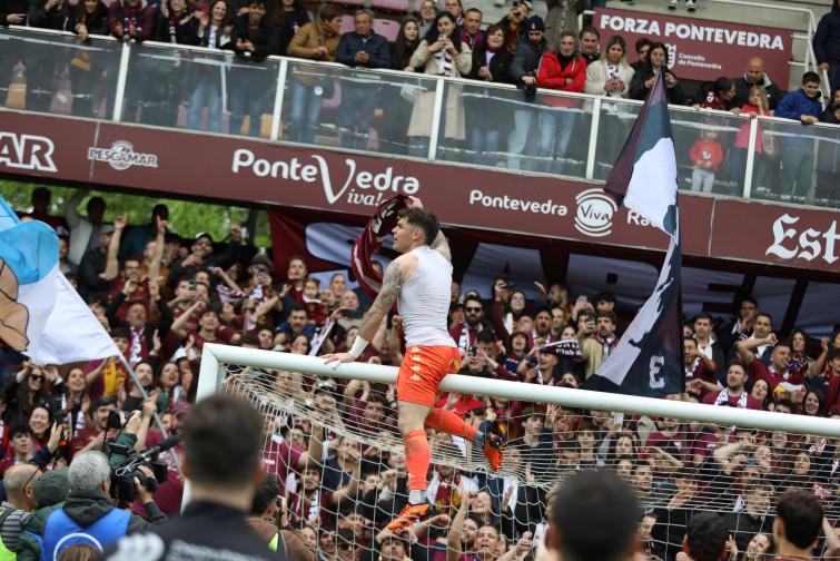 (RESUMEN) El granate del Pontevedra CF se baña de bronce con el cuarto ascenso en lo que va de siglo