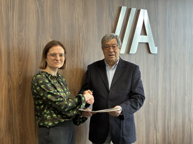 La directora territorial de Abanca en Lugo, Zaira Dapena, y el presidente de la Federación Galega de Comercio (FGC), José María Seijas, renuevan el acuerdo de colaboración entre ambas entidades.