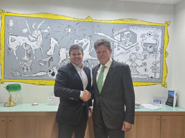 A la izquierda de la imagen Aldo Aramburo, gerente de Ion Pure, y la derecha, Álvaro Concheiro, presidente del Grupo Internaco.