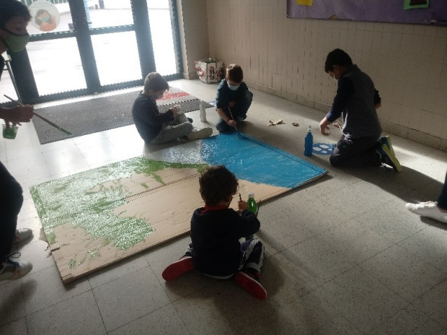 Niños durante una actividad escolar.