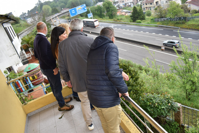 Nidia Arévalo visitando a vecinos de la zona.