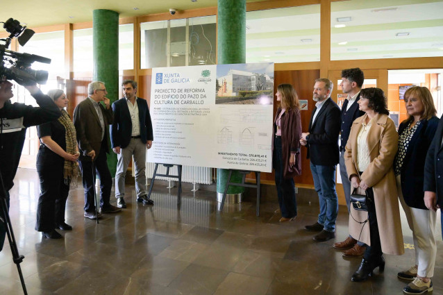 El conselleiro de Presidencia, Xustiza e Deportes, Diego Calvo, ha visitado el municipio coruñés de Carballo para conocer la reforma prevista en el Pazo da Cultura.