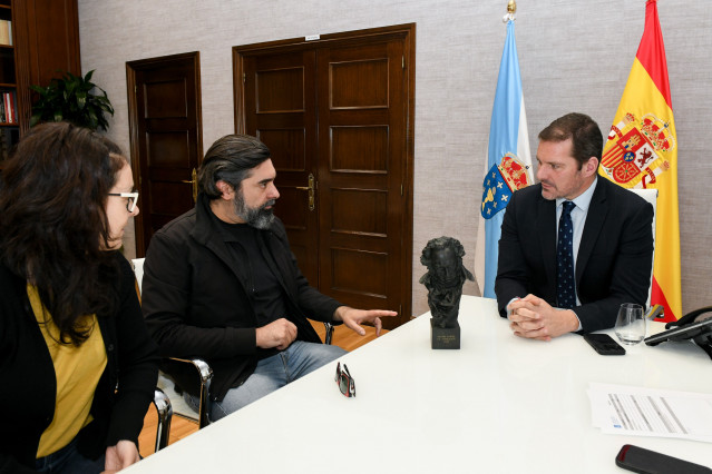El conselleiro de Cultura recibe a los directores gallegos del corto de animación que ganó el Goya.
