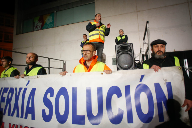 Archivo - Varias personas durante una protesta de trabajadores de Alcoa.