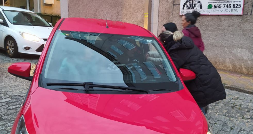 Piquetes informativos esta mau00f1ana a la entrada de un turno de trabajadoras en el geriu00e1trico MiCasa de Ferrol en una imagen de CIG