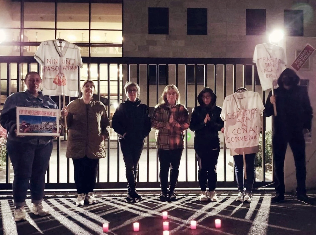 Huelguistas frente a la entrada de la residencia de DomusVi en Naru00f3n