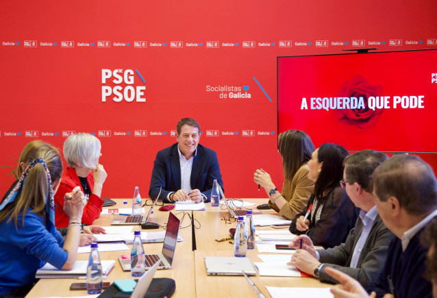 El secretario xeral del PSdeG, José Ramón Gómez Besteiro, se reúne con el resto de diputados del Grupo Parlamentario Socialista para preparar el Debate sobre el Estado de la Autonomía