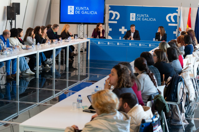 El conselleiro de Educación, Ciencia, Universidades e FP, Román Rodríguez, reunido con entidades de atención a la diversidad.