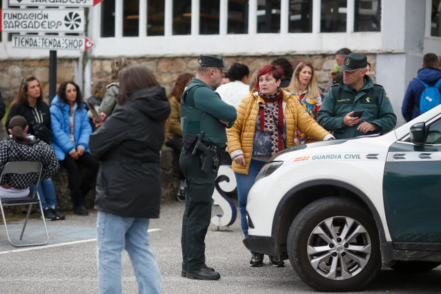 Un grupo de más de 30 trabajadores continúa a las puertas de la factoría Sargadelos, sin acceder a sus puestos de trabajo, a 8 de abril de 2025, en Cervo, Lugo, Galicia (España). A pesar del acuerdo alcanzado a última hora de ayer lunes entre la fábrica d