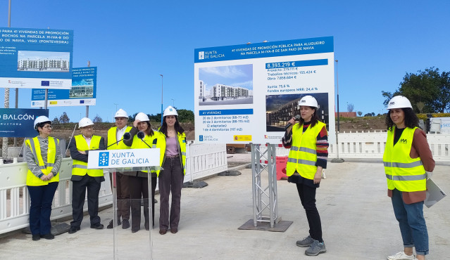 La conselleira de Vivenda e Planificación de Infraestruturas, María Martínez Allegue, visita el barrio vigués de Navia, y anuncia la construcción de un nuevo edificio para 41 viviendas, a 22 de abril de 2025.