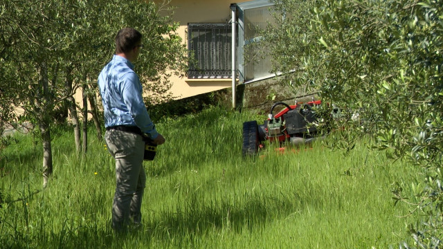Uno de los robots desbrozadores participantes en un ensayo del Grupo Operativo AGRI-ROVENAT en funcionamiento, a 22 de abril de 2024.