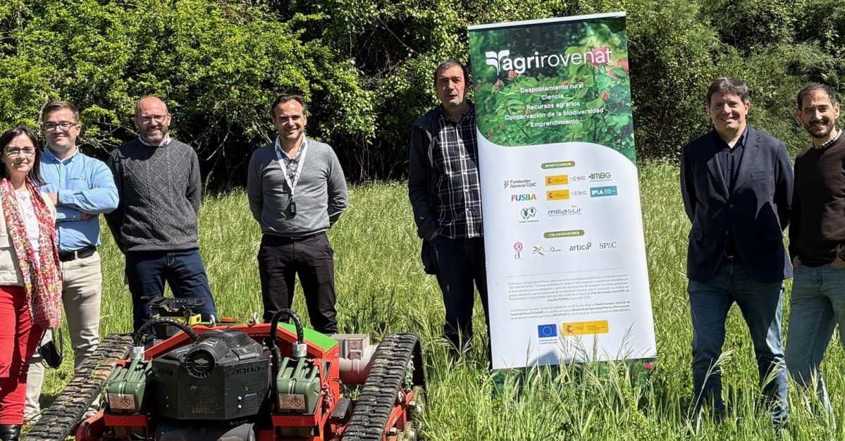 Robot segadora de Millasur y miembros de Agrovenat