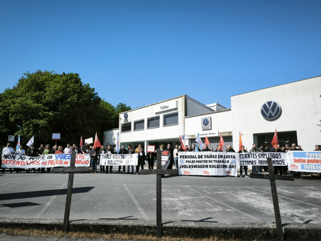 Personal del grupo Yáñez protesta ante uno de los concesionarios.