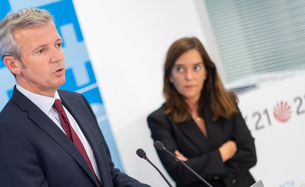 Archivo  La alcaldesa socialista de A Coruña Inés Rey mira a Alfonso Rueda, presidente de la Xunta y del PPdeG