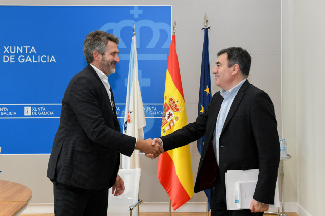 El conselleiro de Educación, Ciencia, Universidades e Formación Profesional, Román Rodríguez, y el presidente de la Federación Galega de Municipios e Provincias (Fegamp), Alberto Varela.