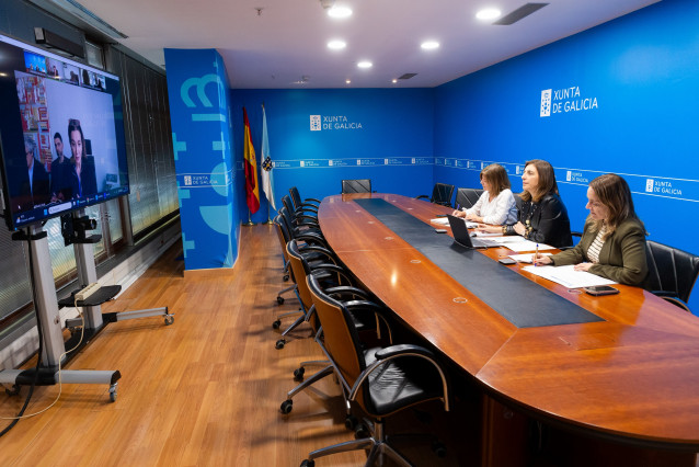 La conselleira de Medio Ambiente e Cambio Climático, Ángeles Vázquez, en videoconferencia con la directora de Mercados de Carbono y Movilidad Sostenible de la Dirección General por el Clima de la Comisión Europea, Beatriz Yordi.