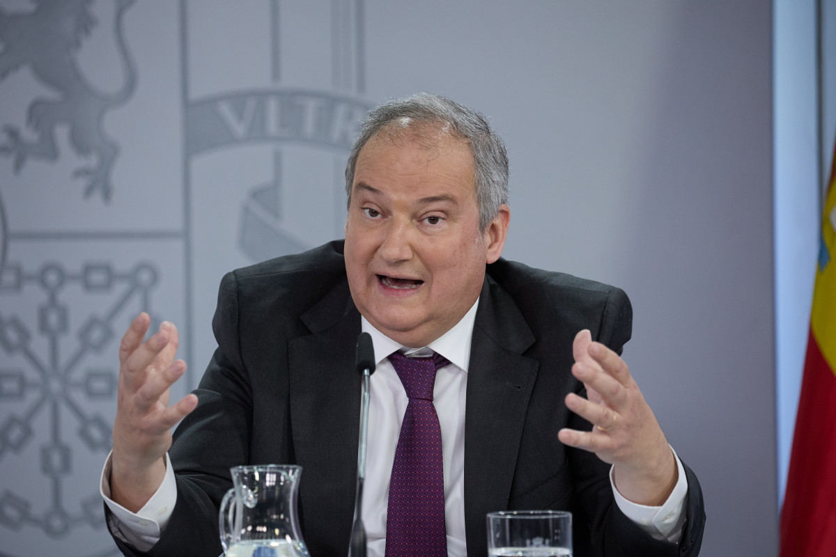 El ministro de Industria y Turismo, Jordi Hereu, durante una rueda de prensa posterior a la reunión del Consejo de Ministros, en el Palacio de La Moncloa, a 15 de abril de 2025, en Madrid (España). El Consejo de Ministros ha autorizado hoy al Ministerio d