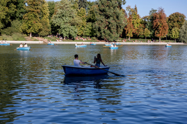 Archivo - Varias personas montan en barcas en el parque del Retiro, en Madrid (España).
